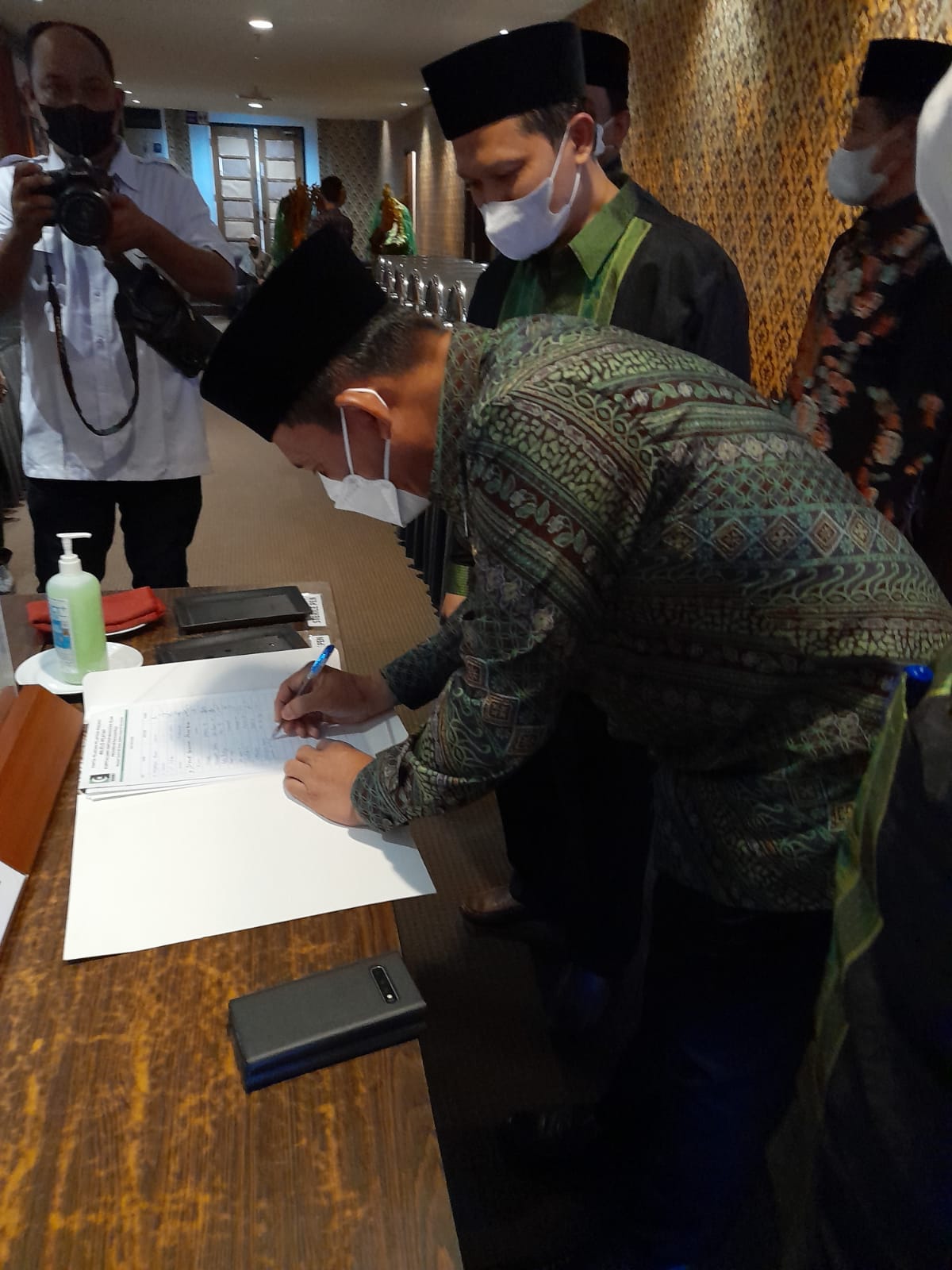 Ansar Ahmad membubuhkan tanda tangan sebagai saksi pelantikan MW Kahmi Kepri