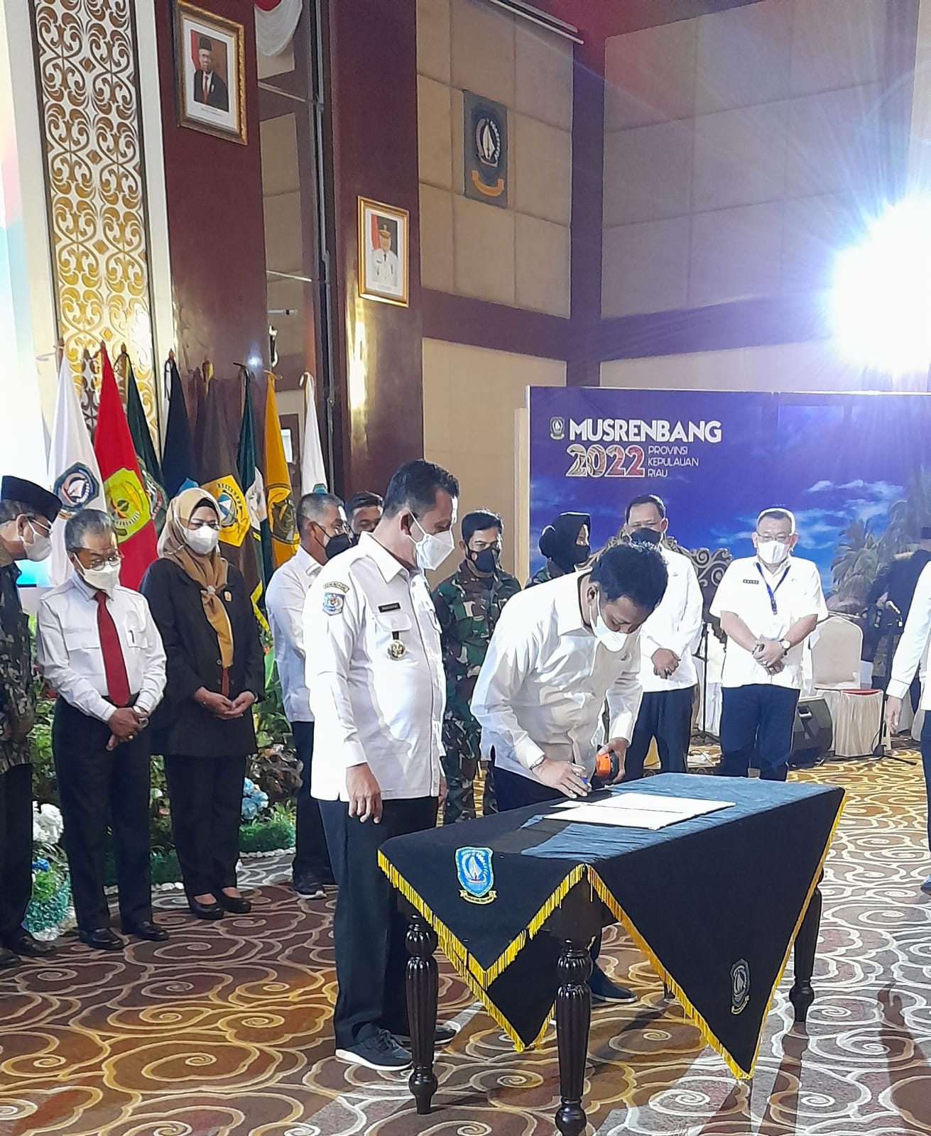 Penandatanganan MoU antara Gubernur Ansar dengan Wako Batam Rudi